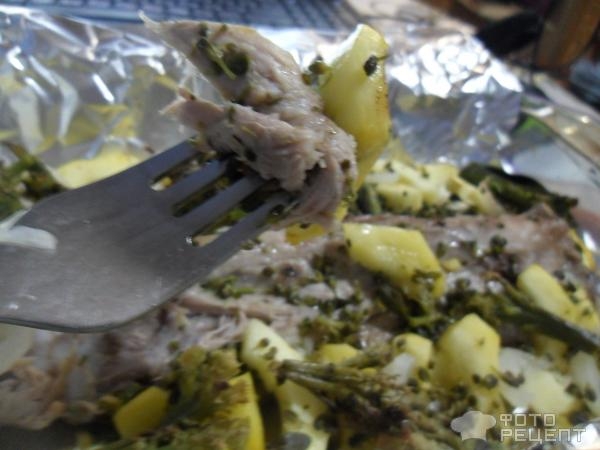 Рецепт: Свиные ребрышки с овощами запеченные в фольге - в фольге, с кабачком, лучком и брокколи