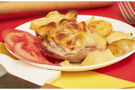 Свиная корейка с ананасами, под сыром. Свиная корейка с ананасами, под сыром.