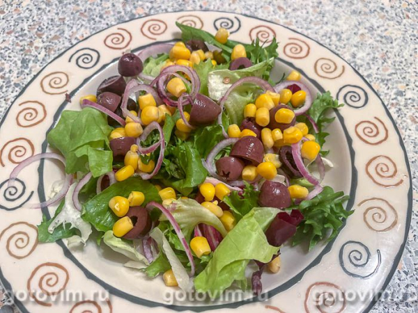 Средиземноморский салат с консервированным тунцом