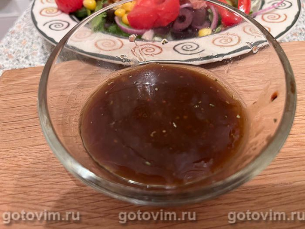 Средиземноморский салат с консервированным тунцом