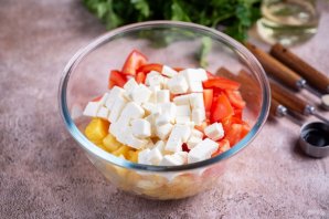 Салат с сыром, ананасом и помидорами