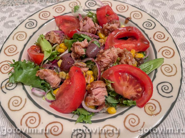 Средиземноморский салат с консервированным тунцом