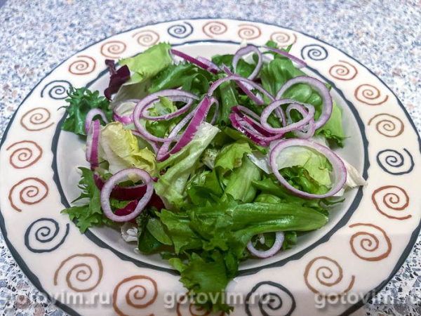 Средиземноморский салат с консервированным тунцом