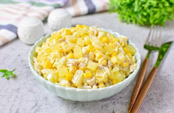 Салат с копченой курицей, ананасом, сыром и кукурузой Салат с копченой курицей, ананасом, сыром и кукурузой