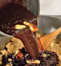 Шоколадная колбаса с грецкими орехами и коньяком, пошаговый рецепт с фото на 396 ккал