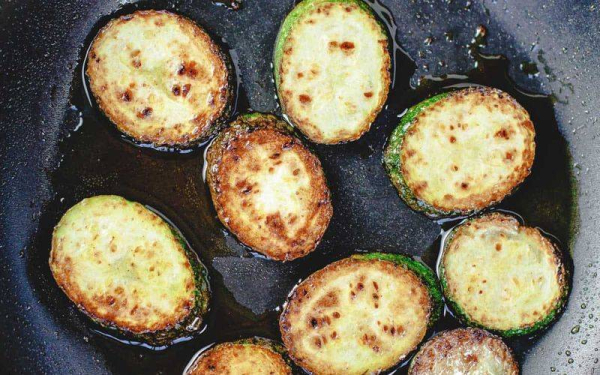 
			Кабачки на сковороде &mdash; 6 рецептов приготовления быстрых и вкусных молодых кабачков		