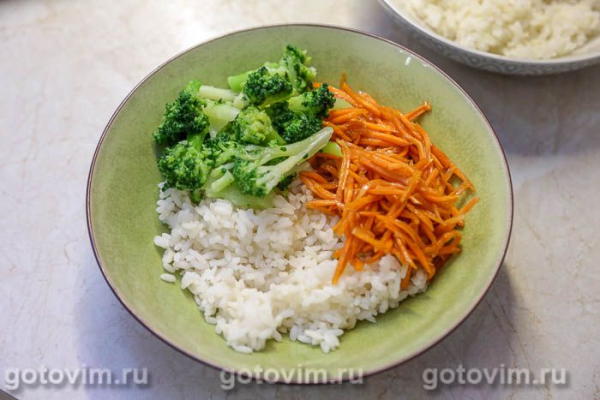 Поке с авокадо, брокколи и яйцом Поке с авокадо, брокколи и яйцом