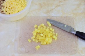 Салат с копченой курицей, ананасом, сыром и кукурузой Салат с копченой курицей, ананасом, сыром и кукурузой