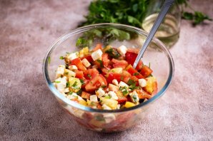 Салат с сыром, ананасом и помидорами