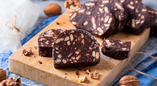 Шоколадная колбаса с грецкими орехами и коньяком, пошаговый рецепт с фото на 396 ккал