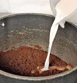 Шоколадная колбаса с грецкими орехами и коньяком, пошаговый рецепт с фото на 396 ккал