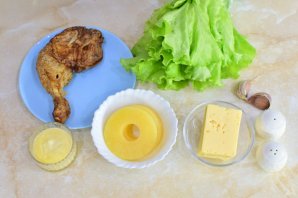 Салат с копчёной курицей и ананасами