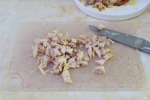 Салат с копченой курицей, ананасом, сыром и кукурузой Салат с копченой курицей, ананасом, сыром и кукурузой