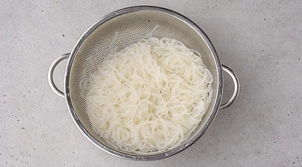 Салат из фунчозы с перцем и огурцом в кунжутной заправке, пошаговый рецепт с фото на 478 ккал