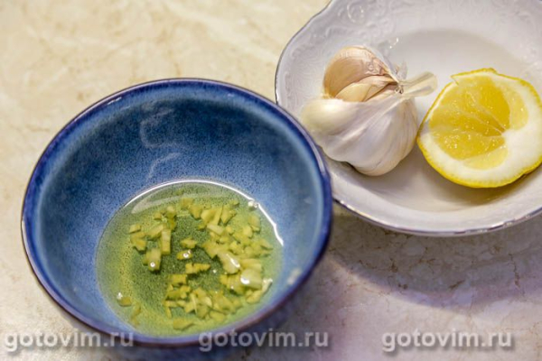 Салат из черной чечевицы с авокадо, помидорами и зеленью