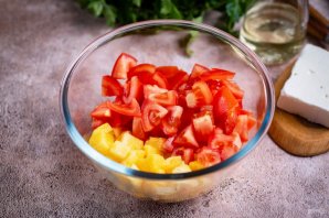 Салат с сыром, ананасом и помидорами