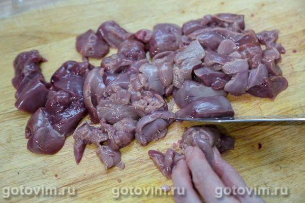 Поджарка из куриной печени с копчёными колбасками в мультиварке Поджарка из куриной печени с копчёными колбасками в мультиварке