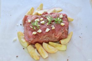 Свинина с яблоками в духовке