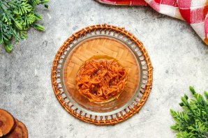 Салат с курицей, омлетом и корейской морковью