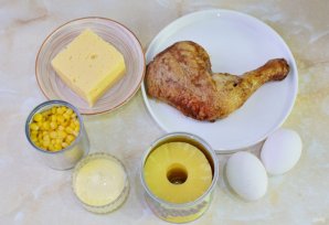 Салат с копченой курицей, ананасом, сыром и кукурузой Салат с копченой курицей, ананасом, сыром и кукурузой