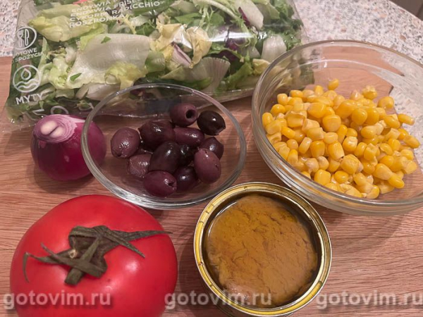 Средиземноморский салат с консервированным тунцом