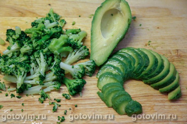 Поке с авокадо, брокколи и яйцом Поке с авокадо, брокколи и яйцом