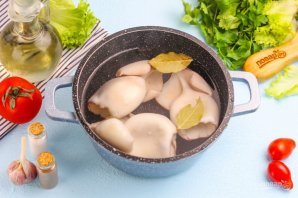 Салат с кальмаром, огурцом и яблоком