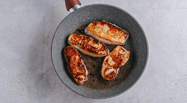 Филе индейки в кокосовом соусе на сковороде, пошаговый рецепт с фото на 352 ккал