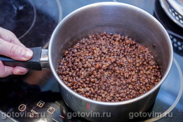 Салат из черной чечевицы с авокадо, помидорами и зеленью