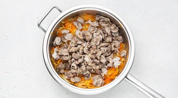 Куриные желудки, тушенные с луком, пошаговый рецепт с фото на 292 ккал