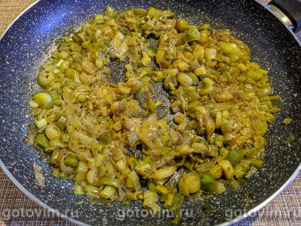 Паштет из фасоли с чесноком и жареным луком