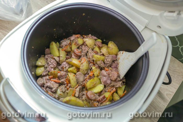 Поджарка из куриной печени с копчёными колбасками в мультиварке Поджарка из куриной печени с копчёными колбасками в мультиварке
