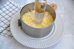 Салат "Гранатовый браслет" с сыром