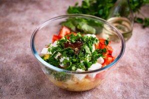 Салат с сыром, ананасом и помидорами