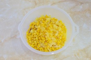 Салат с копченой курицей, ананасом, сыром и кукурузой Салат с копченой курицей, ананасом, сыром и кукурузой