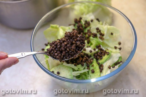 Салат из черной чечевицы с авокадо, помидорами и зеленью