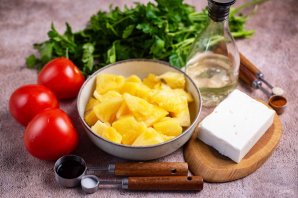 Салат с сыром, ананасом и помидорами