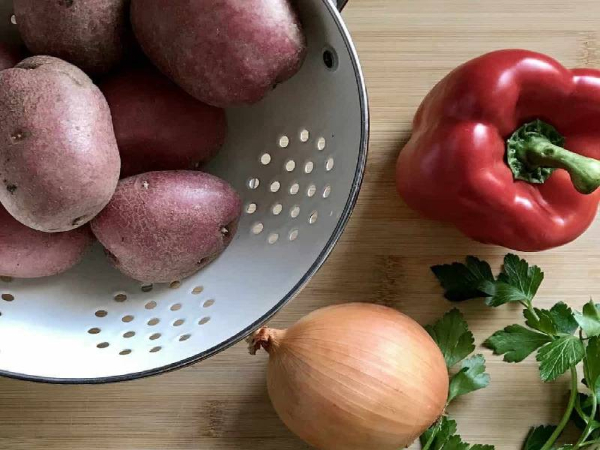 
			Картофель по-деревенски в домашних условиях. Как приготовить вкусную домашнюю картошку		