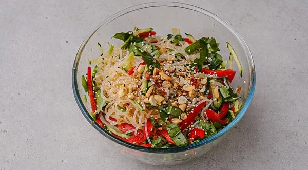 Салат из фунчозы с перцем и огурцом в кунжутной заправке, пошаговый рецепт с фото на 478 ккал