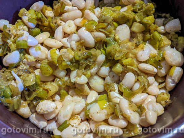 Паштет из фасоли с чесноком и жареным луком