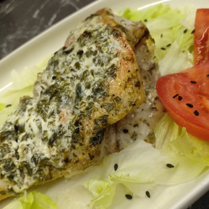 Морской окунь, запеченный в сметане