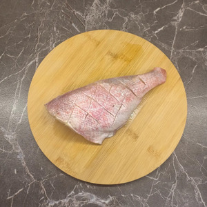 Морской окунь, запеченный в сметане