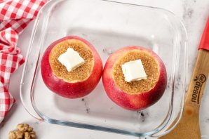 Печеные яблоки в микроволновке