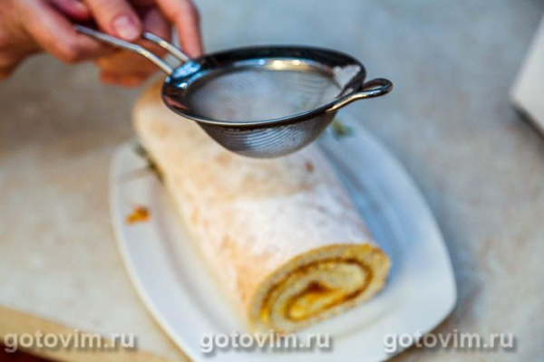 Рулет из кокосового бисквита с творожной начинкой и облепиховым желе