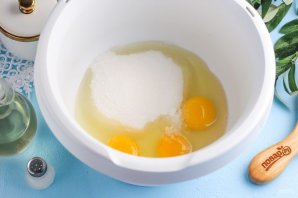 Шарлотка с яблоками на сковороде