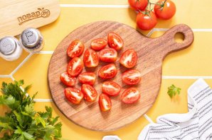 Салат с сухариками и фасолью