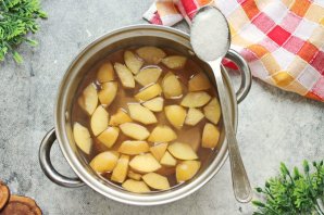 Компот из брусники и яблок