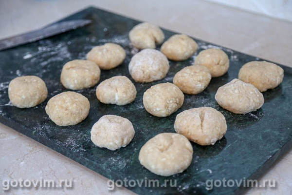 Калитки из творожного теста с черной смородиной