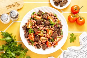 Салат с сухариками и фасолью