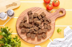 Салат с сухариками и фасолью